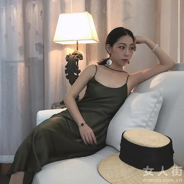 一条简约不简单的吊带连衣裙，秒变女神