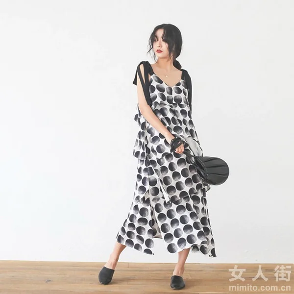 一条简约不简单的吊带连衣裙，秒变女神