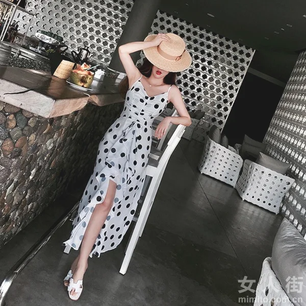 一条简约不简单的吊带连衣裙，秒变女神
