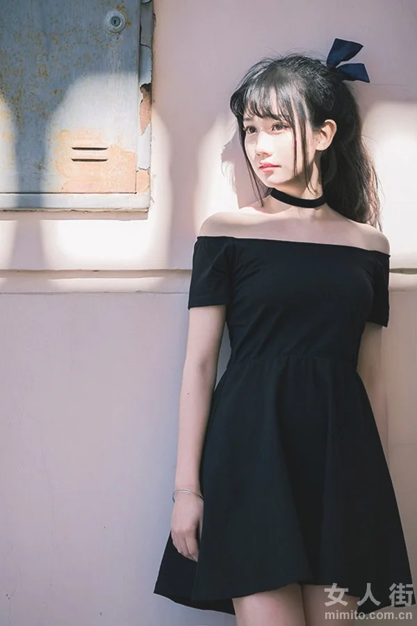 夏天也要黑白配，酷黑少女的夏日穿搭