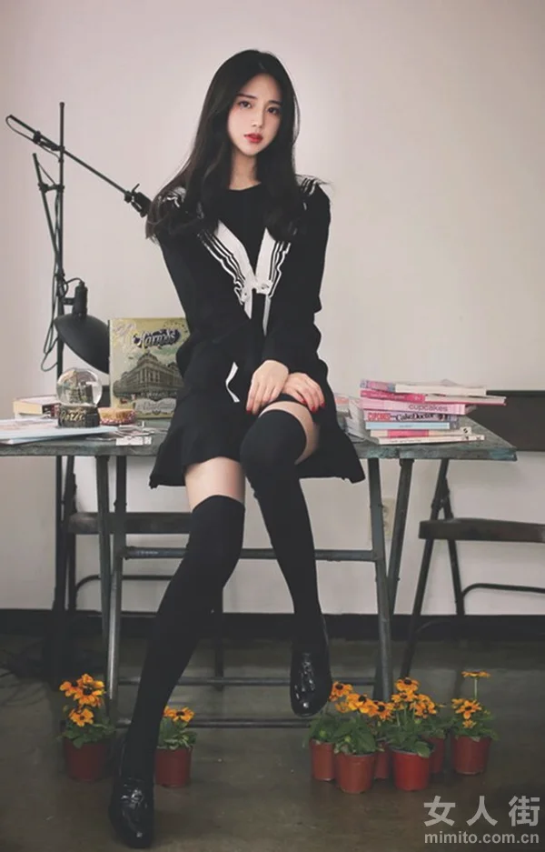 夏天也要黑白配，酷黑少女的夏日穿搭
