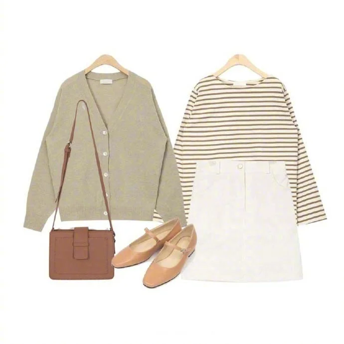 夏日女生穿搭:清纯减龄的白色牛仔短裙示范