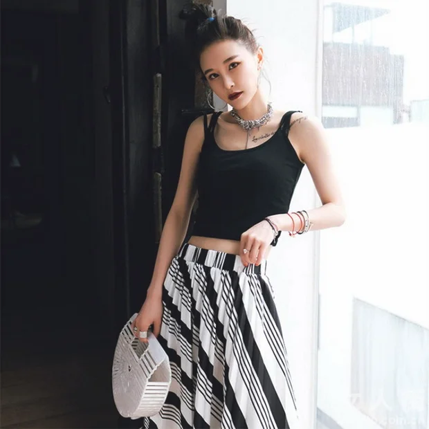 六月美丽女生的穿衣搭配日记