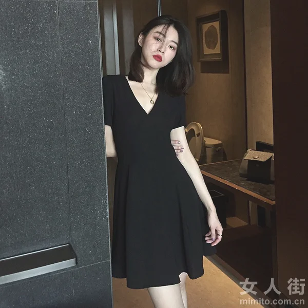 夏天也要黑白配，酷黑少女的夏日穿搭