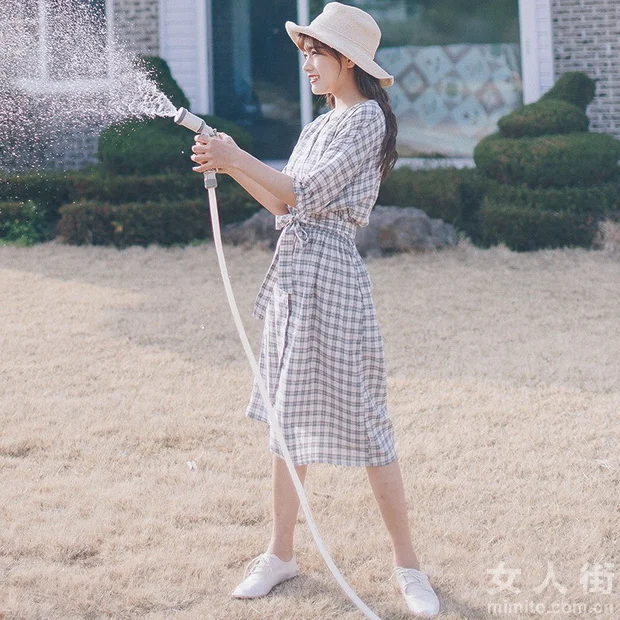 六月美丽女生的穿衣搭配日记