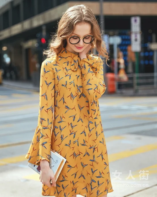 “碎”花渐欲迷人眼，春搭首选小碎花