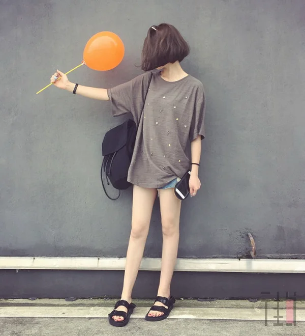 身材不好没关系,长款T恤来帮你拉长