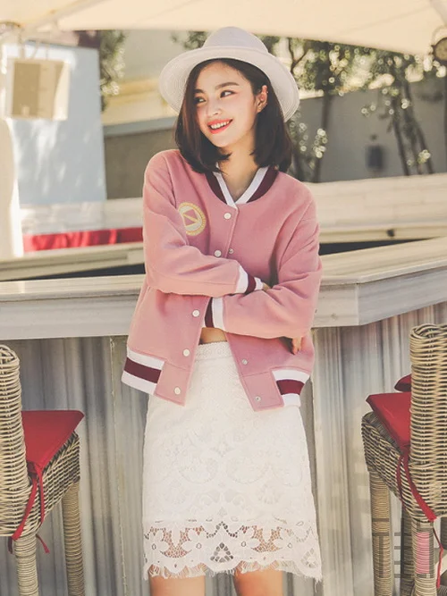 棒球服+小脚裤 春季女生帅气搭配造型