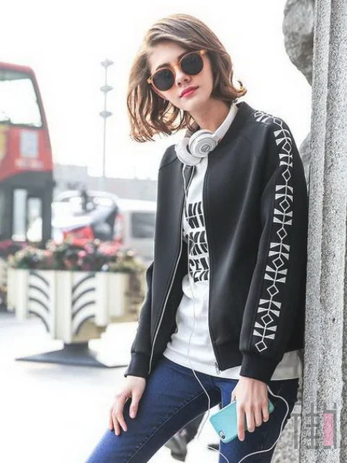 棒球服+小脚裤 春季女生帅气搭配造型