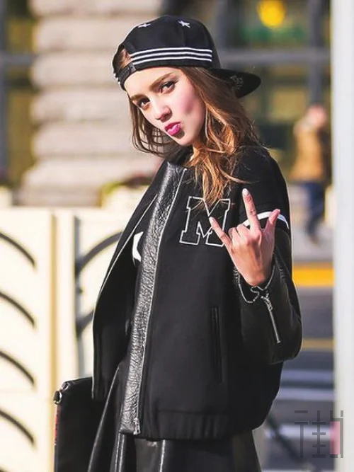 棒球服+小脚裤 春季女生帅气搭配造型