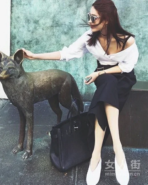 性感v领衫，9月轻松甩掉路人感