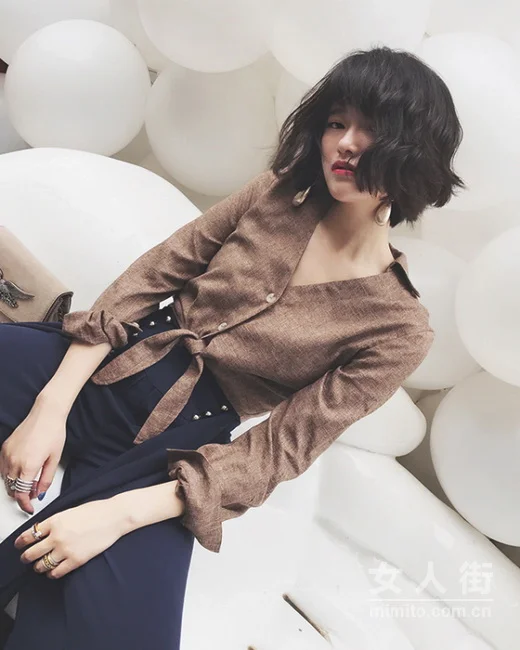 性感v领衫，9月轻松甩掉路人感