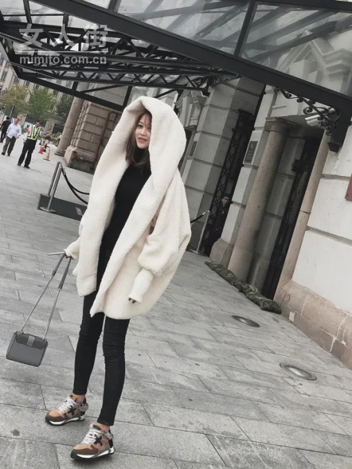 冬日的浪漫搭配,从羊羔绒外套开始