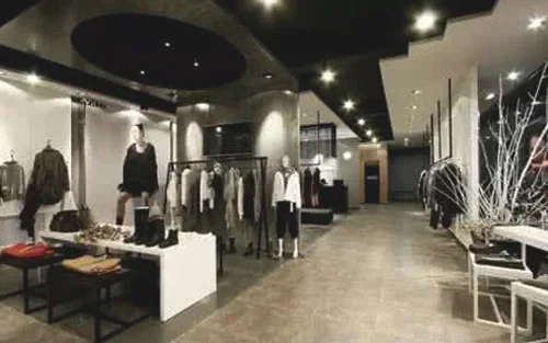 服装陈列色彩搭配_服装卖场陈列方法