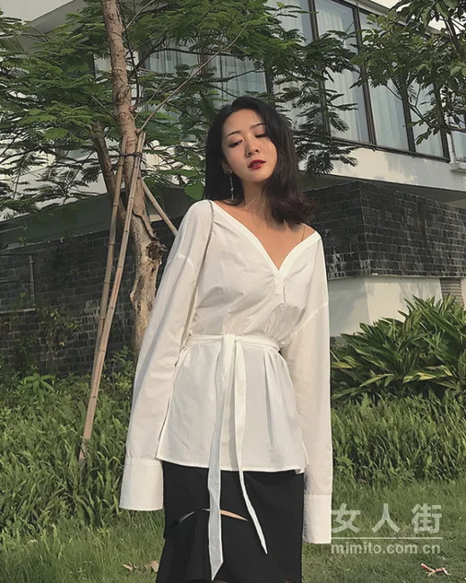 性感v领衫，9月轻松甩掉路人感