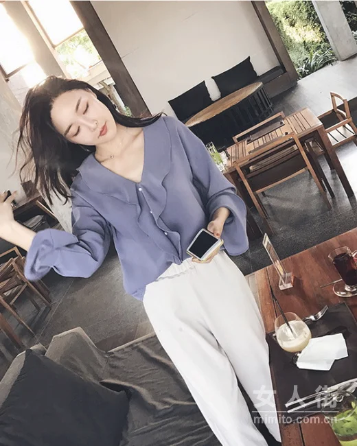 性感v领衫，9月轻松甩掉路人感