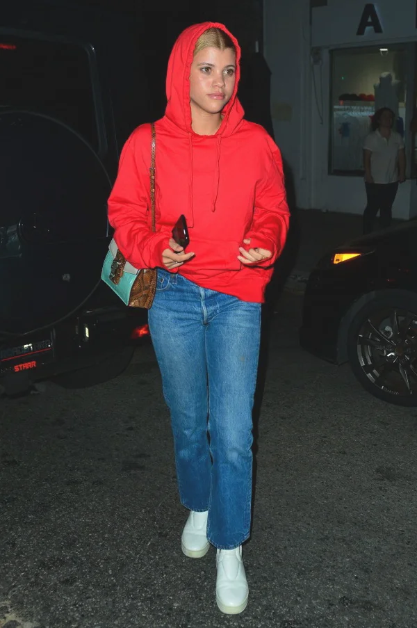 红色上衣配什么颜色裤子好看?