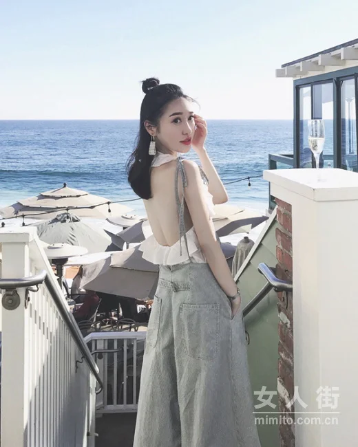 经典不衰复古风：初秋牛仔背带搭配