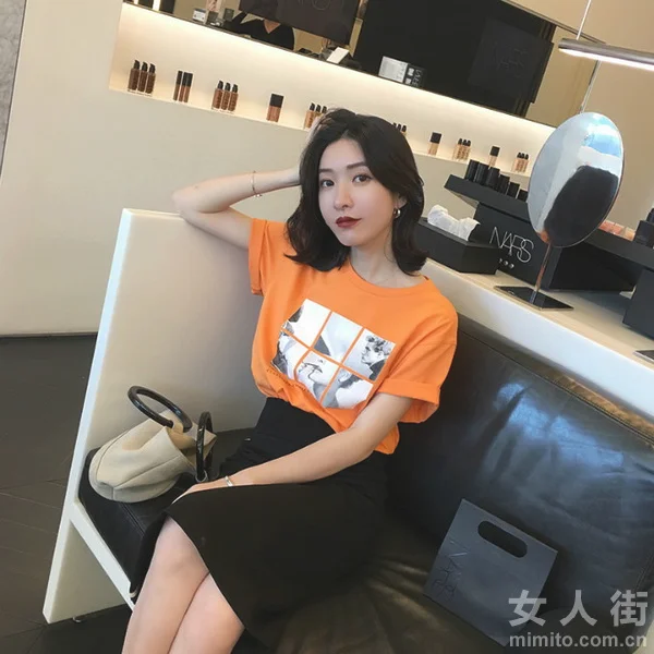 时髦的T恤穿搭示范，带你玩出高级感