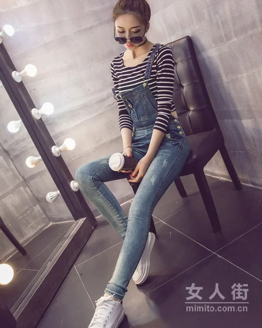 经典不衰复古风：初秋牛仔背带搭配