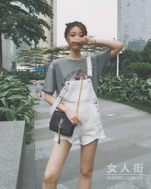 经典不衰复古风：初秋牛仔背带搭配