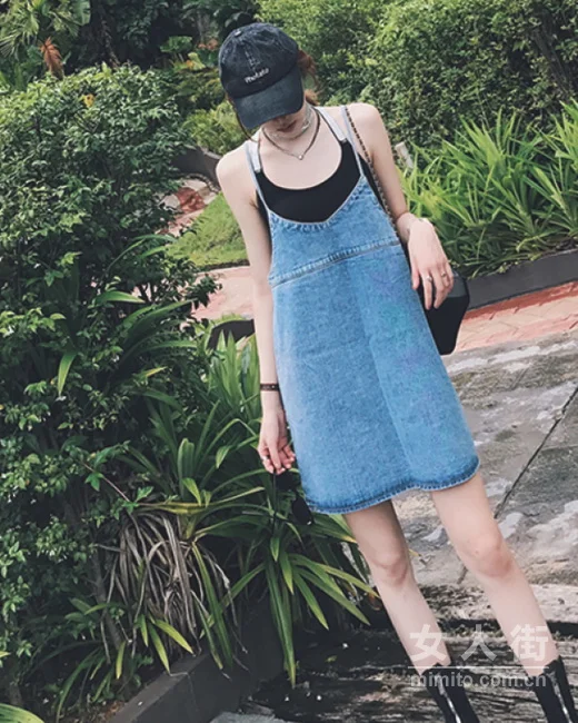 经典不衰复古风：初秋牛仔背带搭配