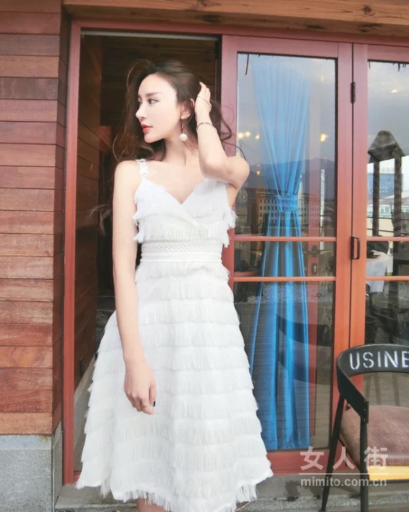 满分撩人搭配，吊带连衣裙的新风尚
