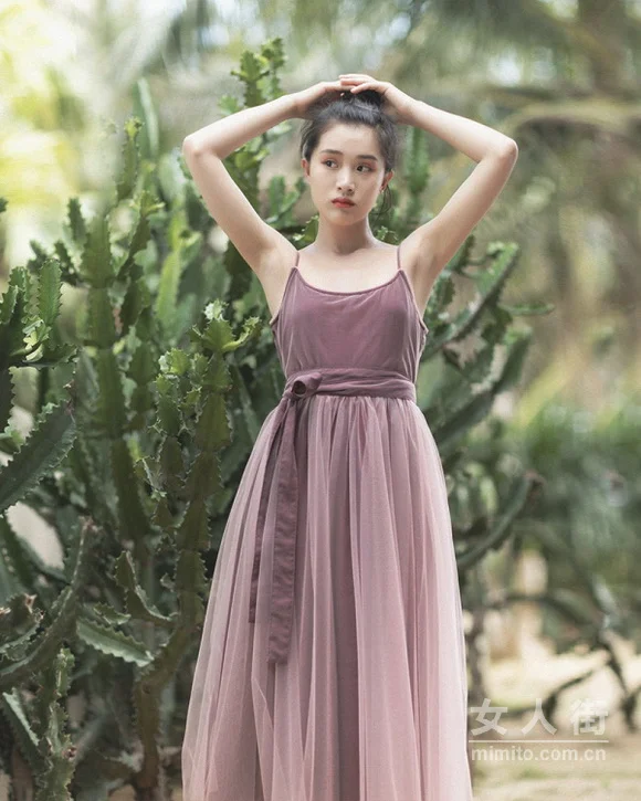 满分撩人搭配，吊带连衣裙的新风尚