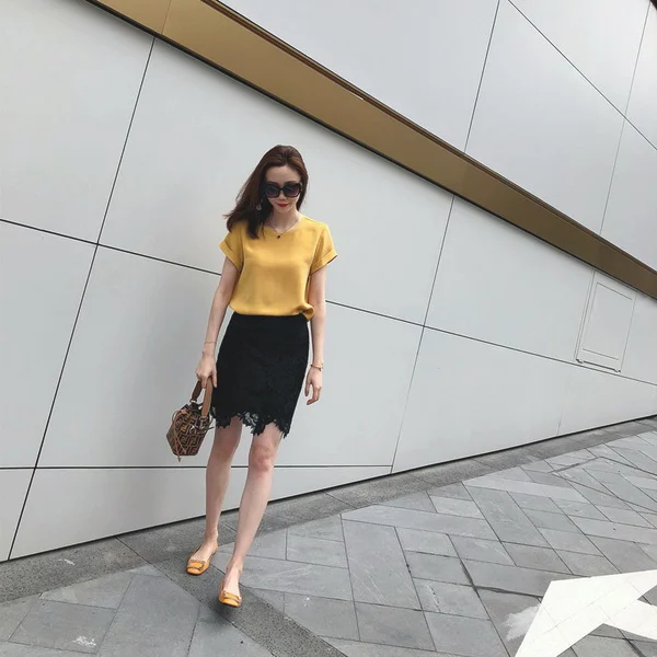 拒绝古板！撩人半裙搭配演绎职场女王范