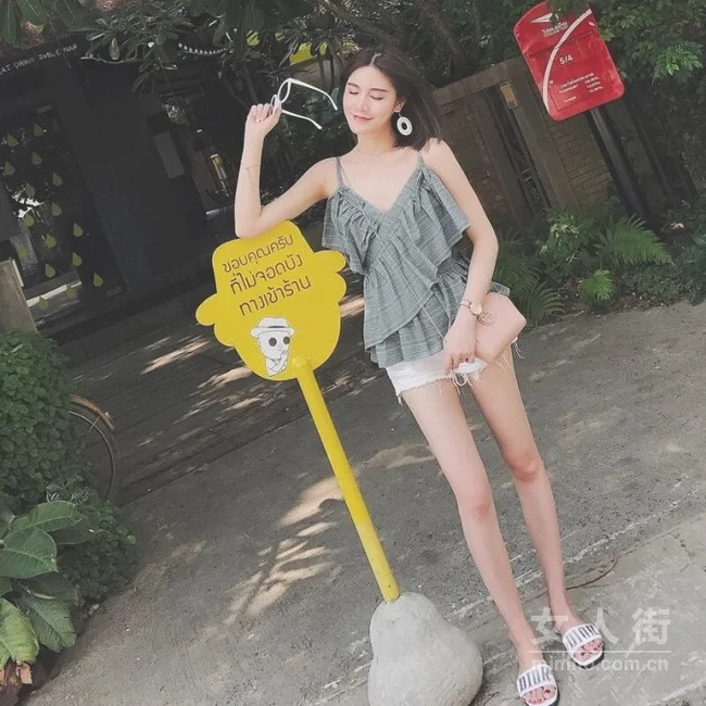 五一穿什么？性感吊带的时尚穿搭