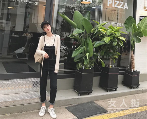 9月时髦搭配,减龄当选背带裤穿搭