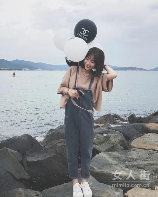 9月时髦搭配,减龄当选背带裤穿搭