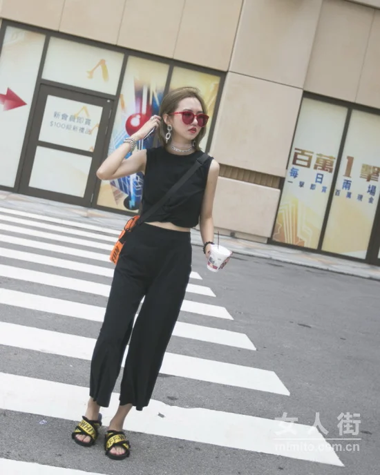 别人露肩我露脐，和妖艳贱货不一样