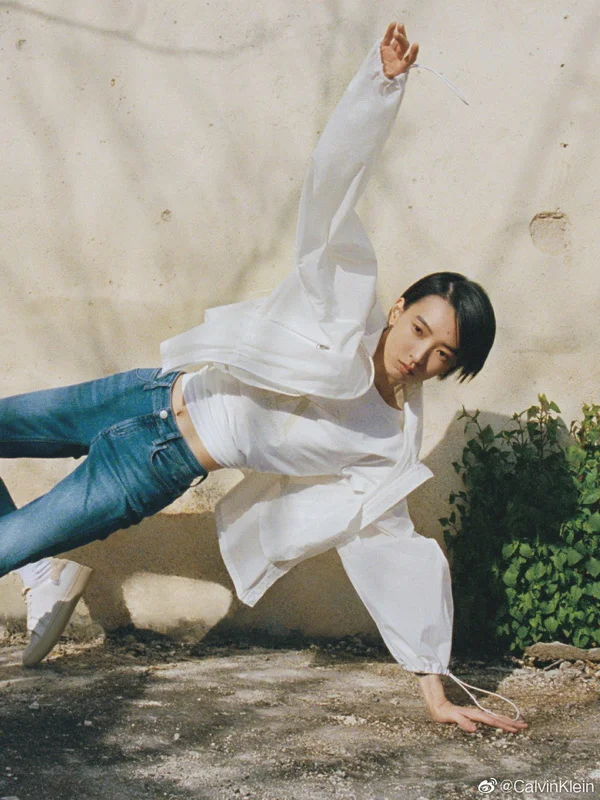 Calvin Klein Jeans 经典白色T恤，释放春日元气