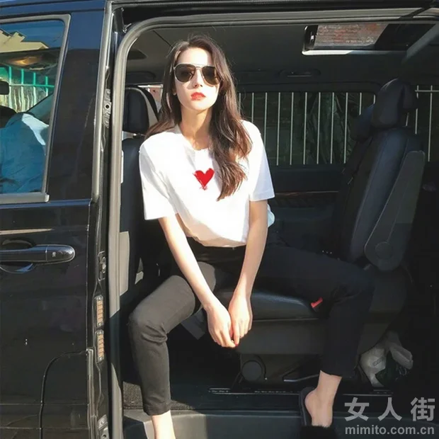 夏季出游，简约风T恤get穿搭小心机