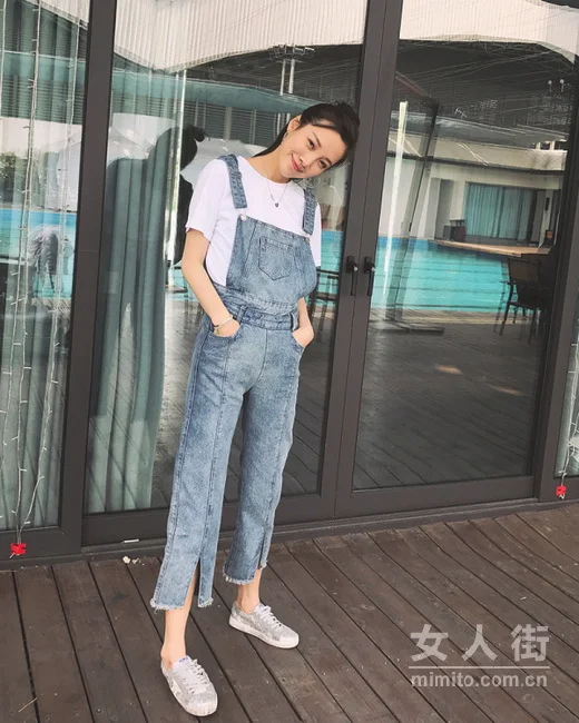 9月时髦搭配,减龄当选背带裤穿搭