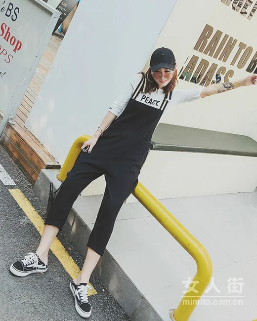 9月时髦搭配,减龄当选背带裤穿搭