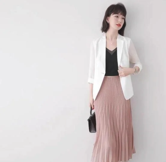 40岁的女人穿百褶裙如何搭配上衣示范