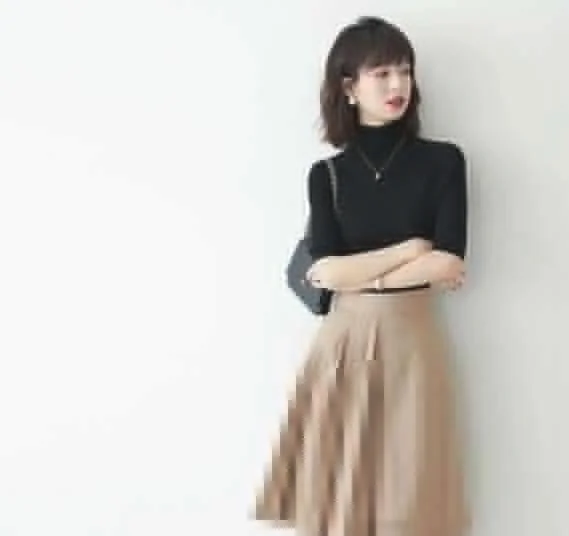 40岁的女人穿百褶裙如何搭配上衣示范