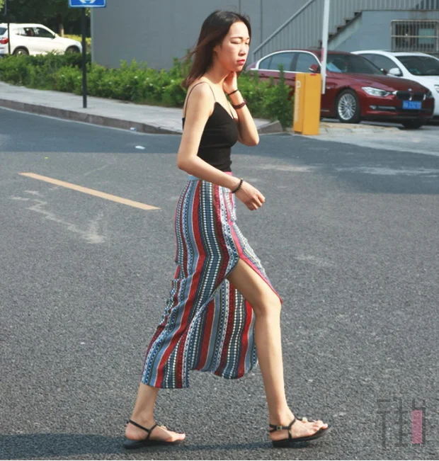 开叉半身裙穿搭示范，做百变女王