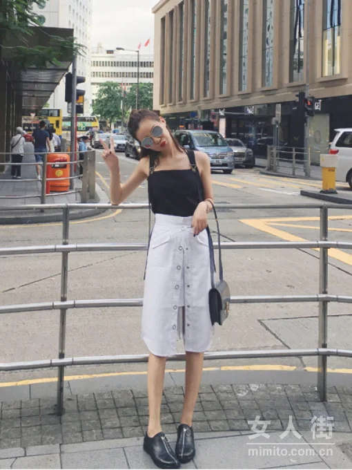 想要秀美腿，教你一招要会穿开衩裙