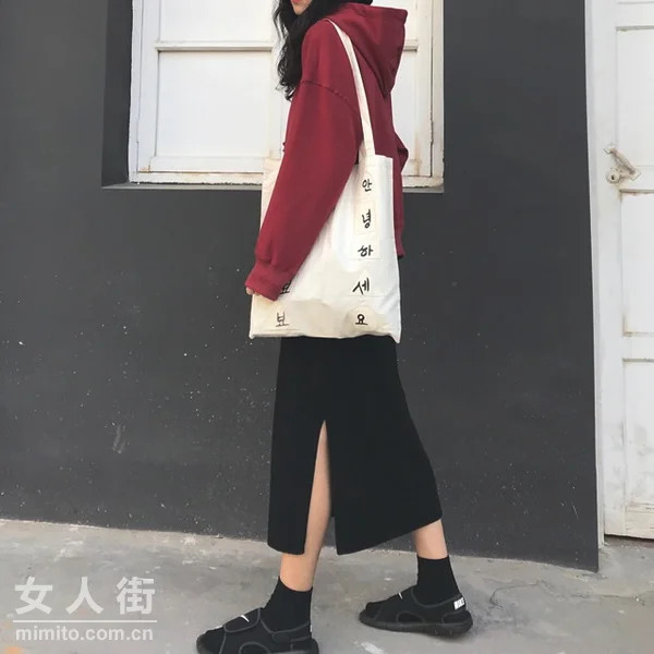 简约半身裙N种穿法，打造专属魅力