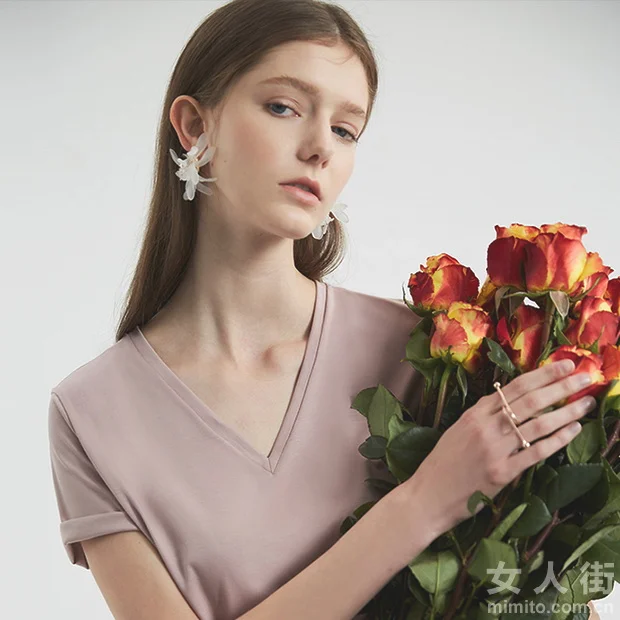 夏季出游，简约风T恤get穿搭小心机