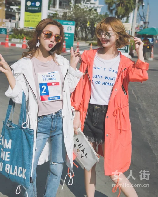 秋风徐徐，吹起风衣一角
