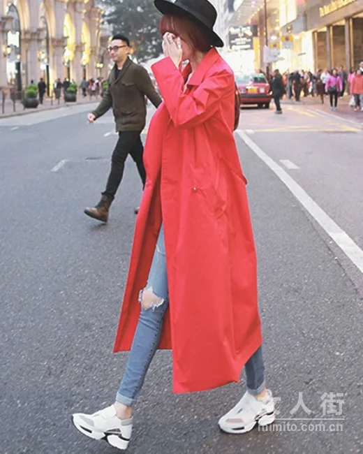 秋风徐徐，吹起风衣一角