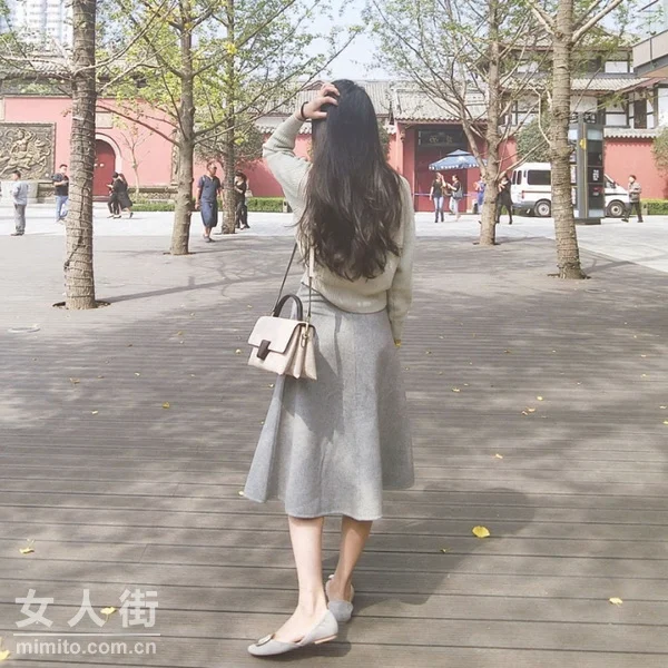 简约半身裙N种穿法，打造专属魅力