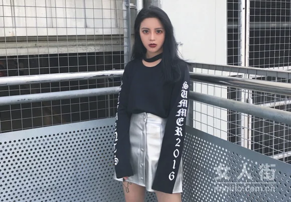 外套下的打底选择,也是很有小心机的