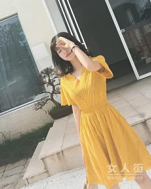 入秋姜黄色穿搭示范，演绎最美国际范