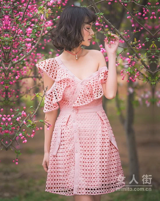 修身显型的穿扮，“露肩”装美如画！