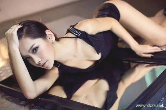 低胸美眉曲线傲人 样貌高贵绝美